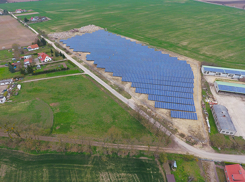 Das Luftbild zeigt die Freiflächenanlagen in Möglin/Brandenburg auf einer ehemaligen landwirtschaftlichen Nutzfläche.