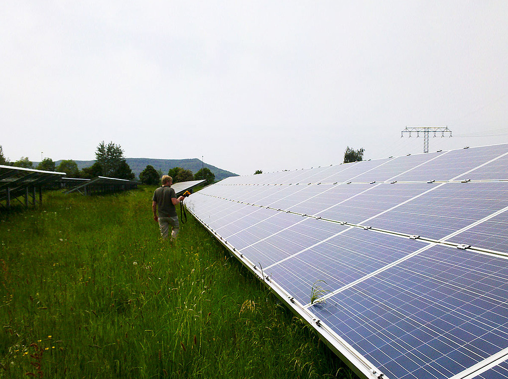 Ein Mitarbeiter der g2kv GmbH bei der visuellen Inspektion der Anlage: