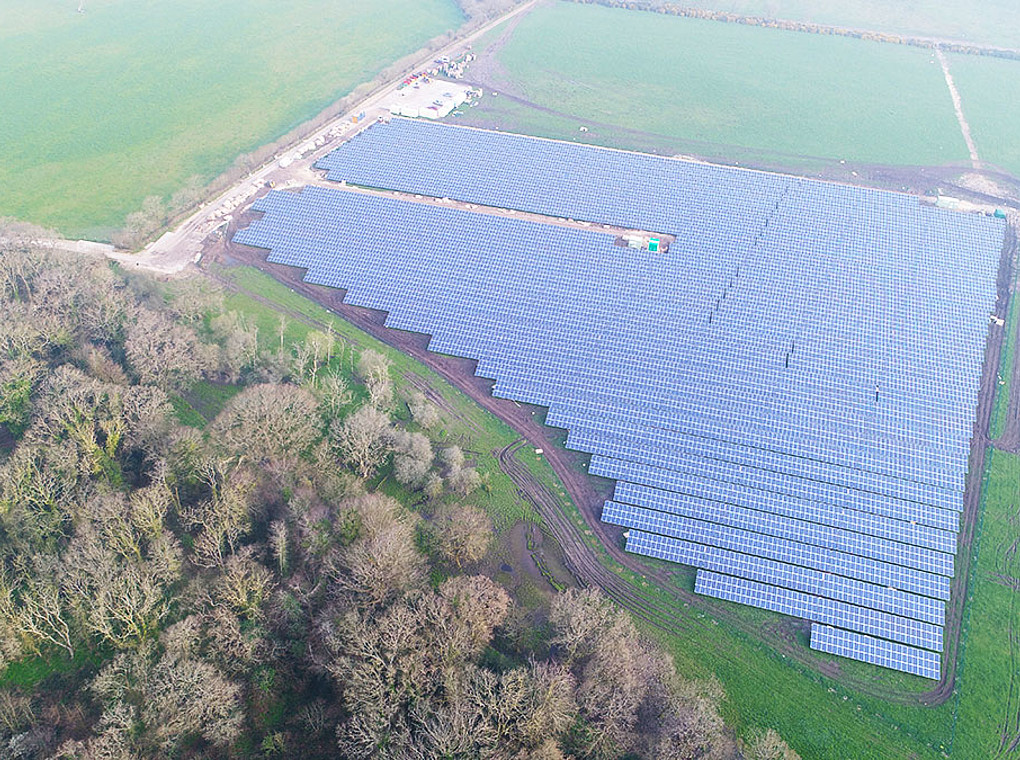 Das Luftbild zeigt die Freiflächenanlage in Galton.