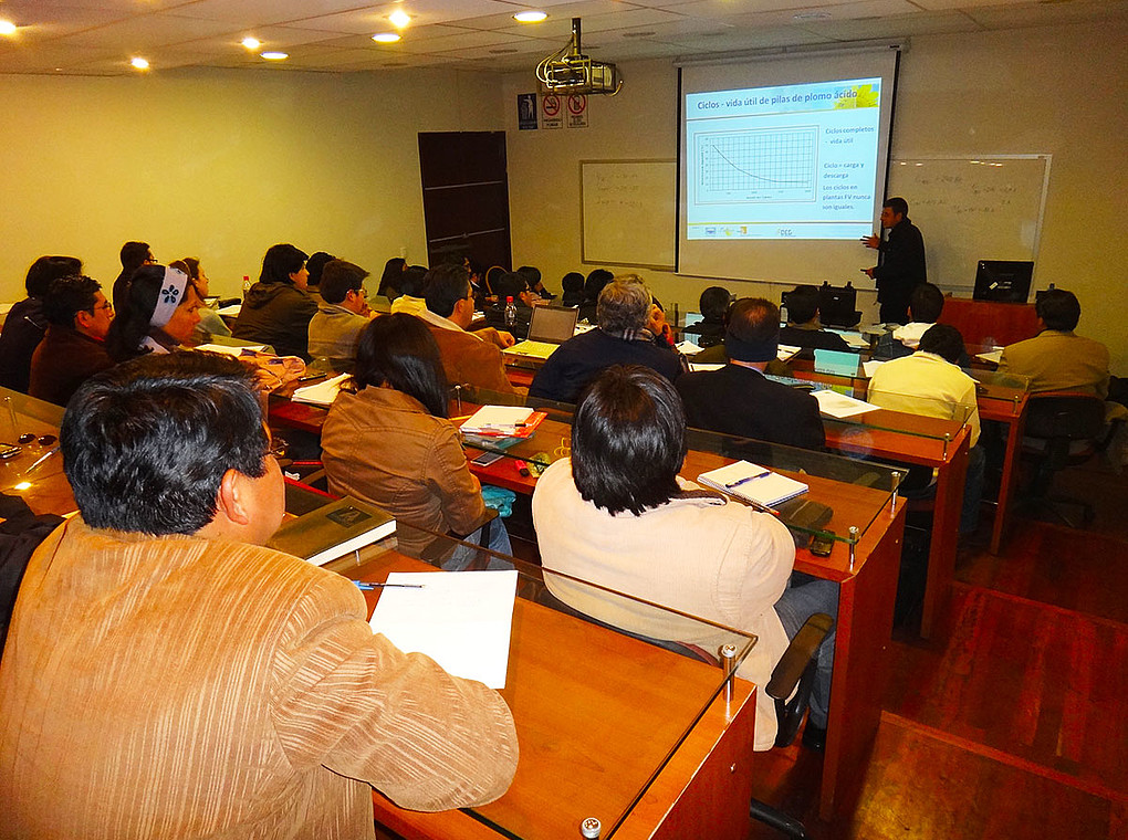 [Translate to Englisch:] Dr. Klauss bei Vortrag an der Universidad Católica de la Paz ind La Paz Bolivien. 