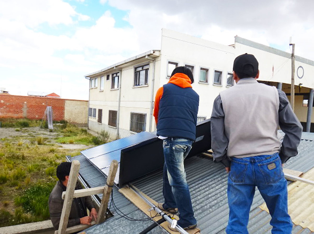 Montage einer 3 kW Aufdachanlage in El Alto in Bolivien im Rahmen eines Montagekurses.