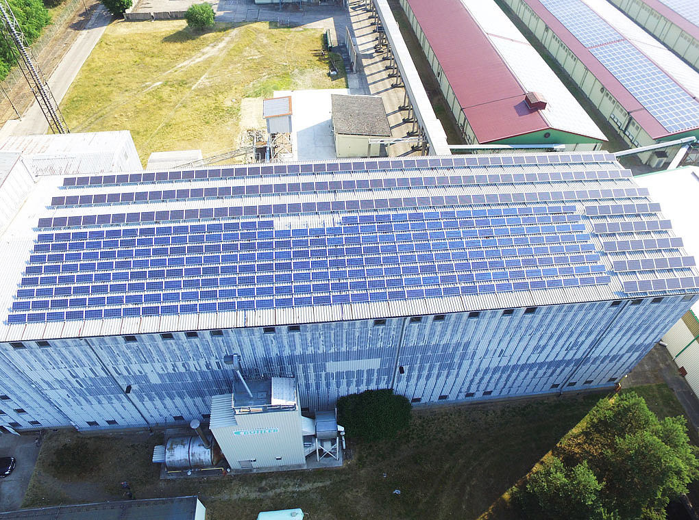 Das Luftbild zeigt die 60 kWp Dachanlage in Drebkau.