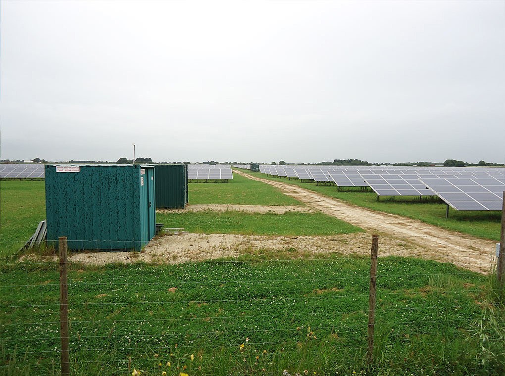 Das Bild zeigt den Eingangsbereich vom Solarpark Marchigton inkl. CCTV und Lagercontainer.