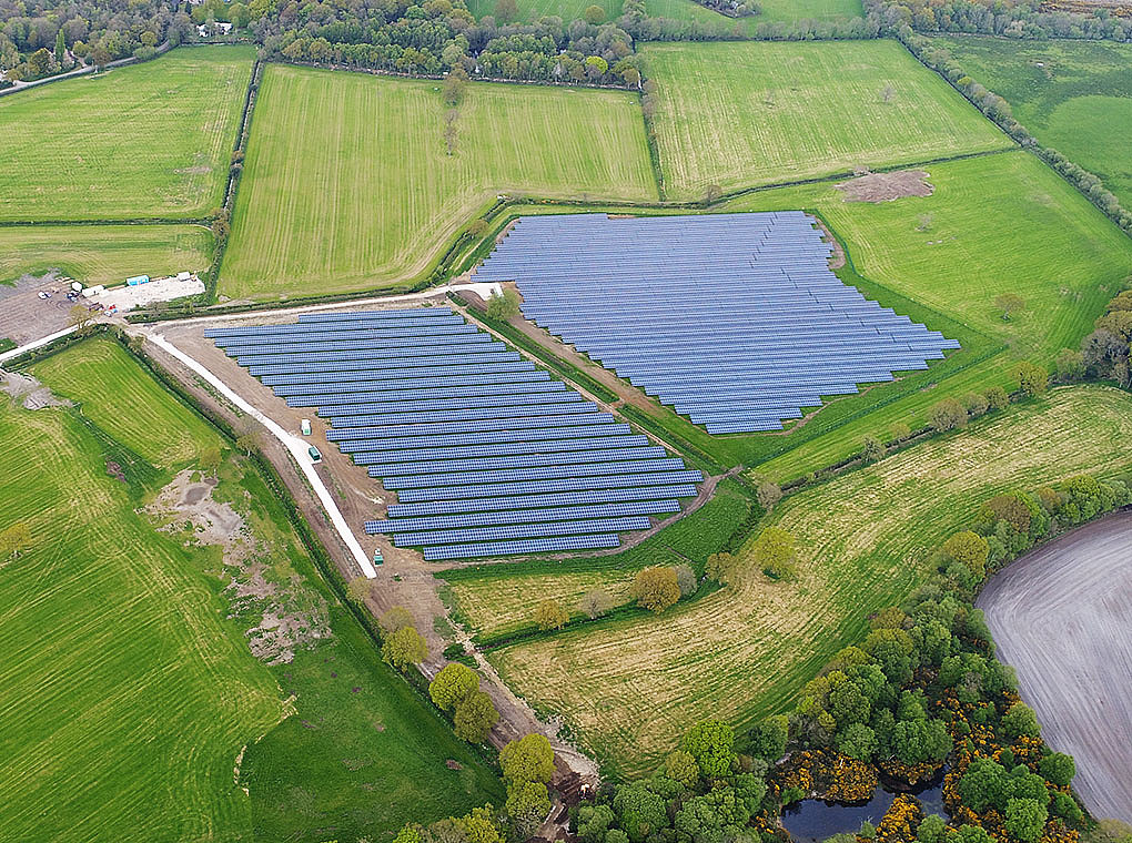 Das Bild zeigt den 4,998 MWp Freiflächenpark von Holly Farm. 