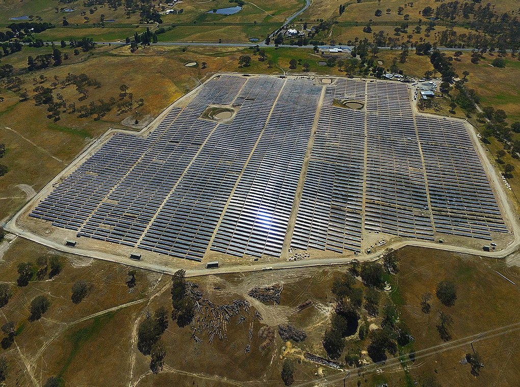 Luftbild einer einachsige Freiflächenanlagen in Australien