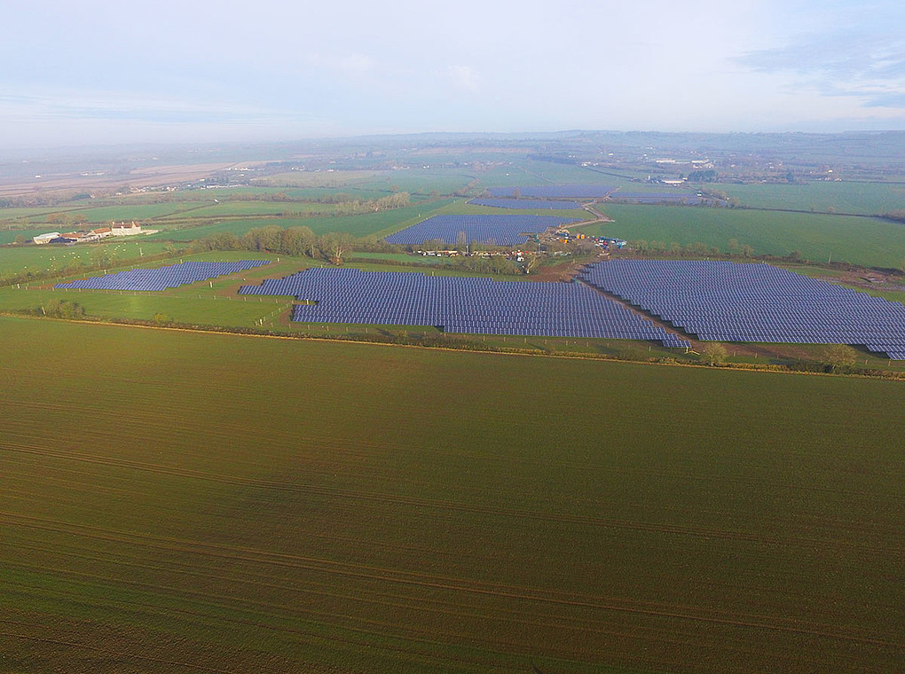 [Translate to Englisch:] Luftbild Freiflächenanlage in Pyle und Whitlelake