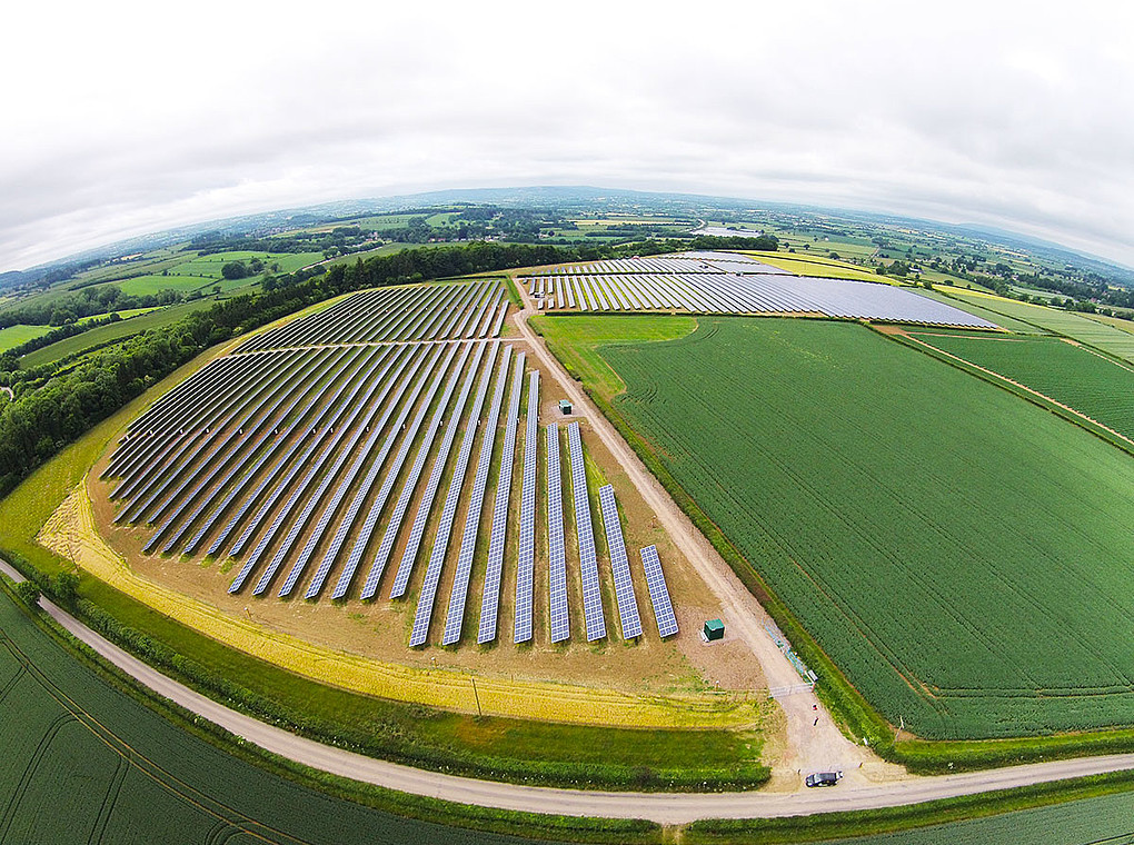 Luftbild der10 MW PV Freiflächenanlage Hurcott in Großbritannien