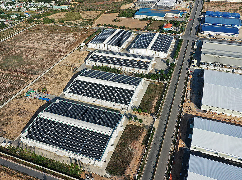 Das luftbild zeigt die PV Aufdachanlage in Nguyen Cuong, Dong Nai Province, Vietnam.