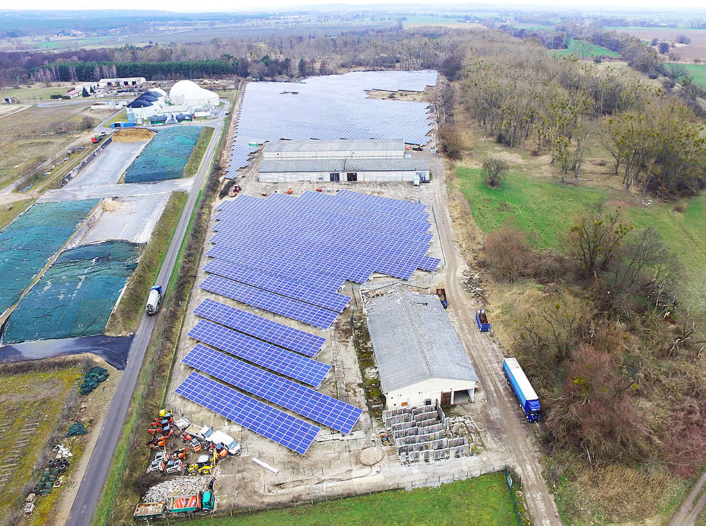 Das Luftbild zeigt die PV Freiflächenanlage in Wriezen.