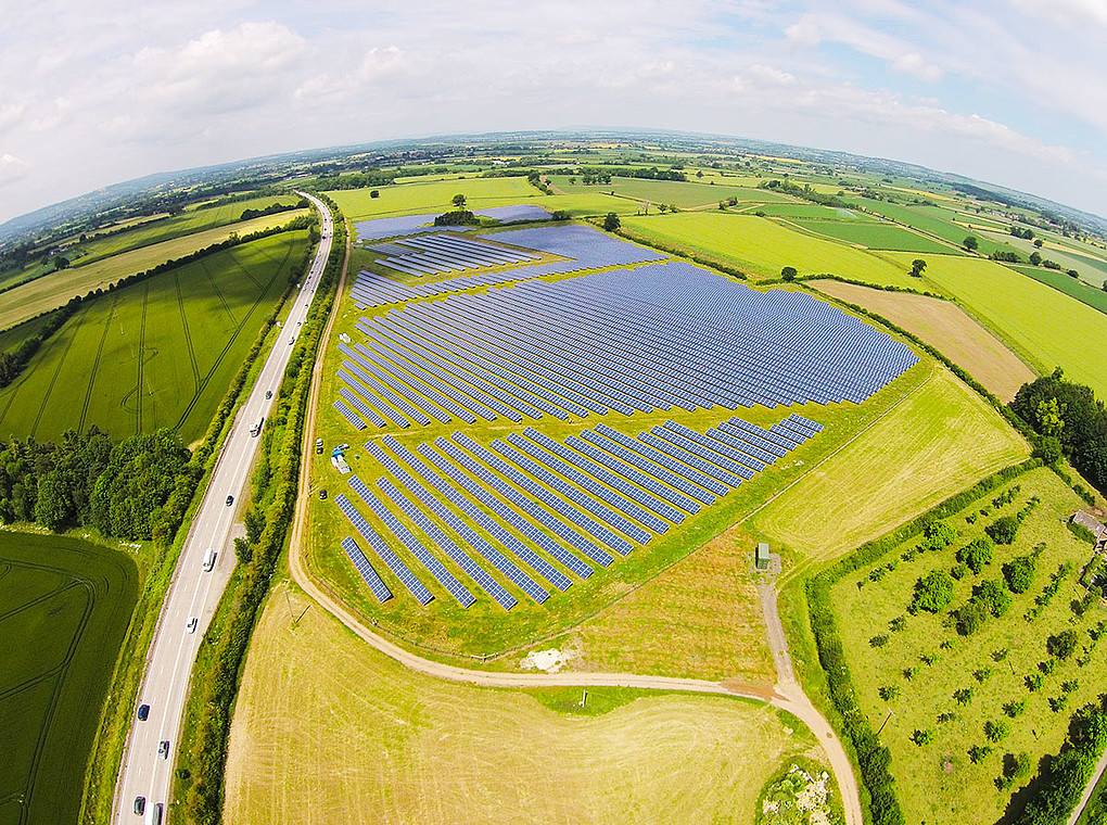 [Translate to Englisch:] Luftbild der 7,7 MW PV Freiflächenanlage Dillington in Großbritannien