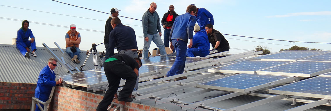 [Translate to Englisch:] Montage einer Dachanlage - Schulung in Kapstadt/Südafrika
